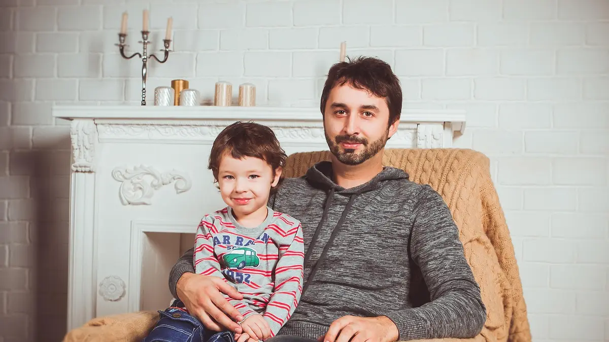Oturma odasında baba ve çocuğu